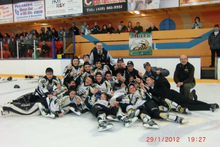 photos 282-hockey L'équipe des Aigles CBIO suite à leur victoire en finale. PHOTO: JOHANNE TURCOTTE